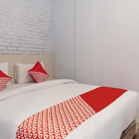 Super Oyo 3150 Theodore Homestay Medan Exterior foto