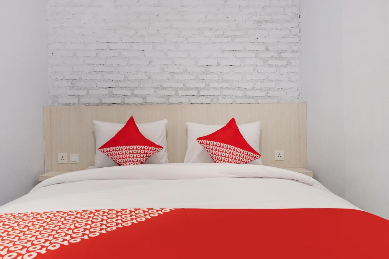 Super Oyo 3150 Theodore Homestay Medan Exterior foto